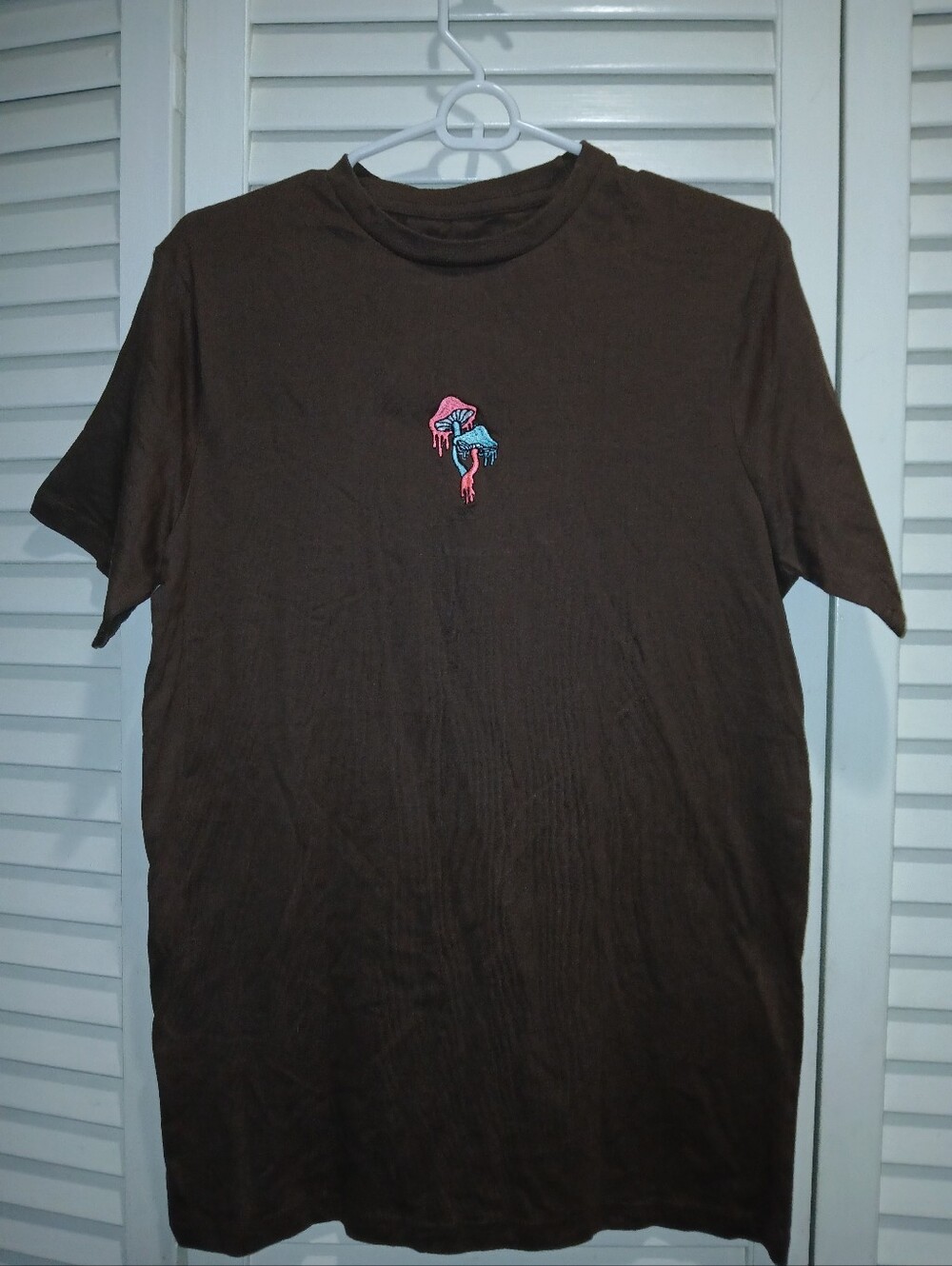 Eighty Eight Brand Brown Embroidered Dripping Mushrooms T-Shirt sz small